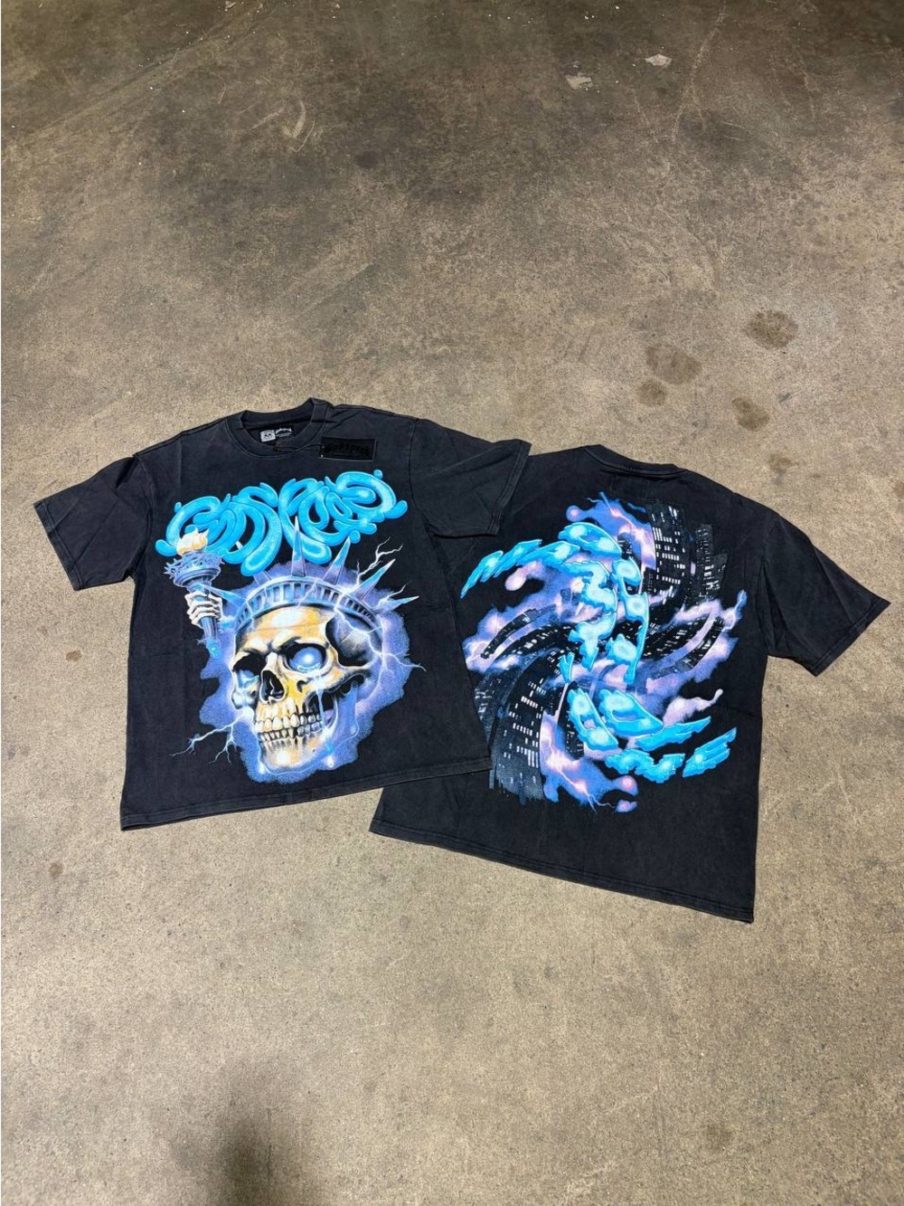 Black Graphic Skull Statue Short Sleeve Tee - Men